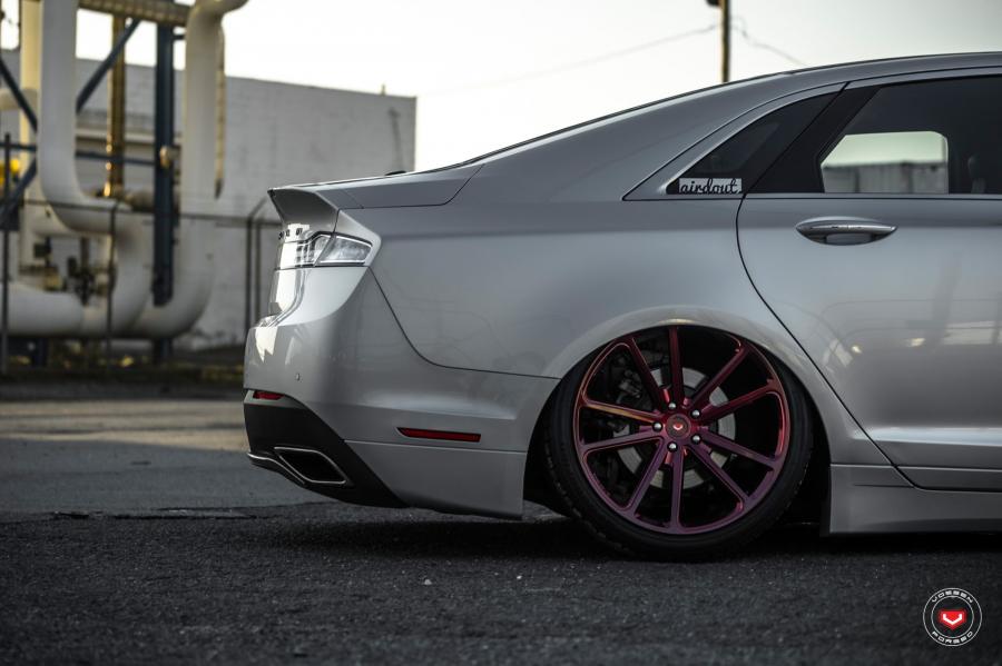Детали экстерьера Lincoln MKZ on Vossen Wheels (CG-203) 2017 года  (фото 30 из 30)